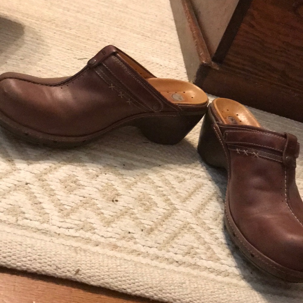 Structured Clarks Clogs - image 4